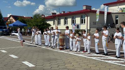 Zdjęcie przedstawia występ gruoy Capoeira Brasill podczas Wielkopolskiej Ofensywy Rowerowej