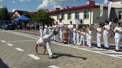 Zdjęcie przedstawia występ gruoy Capoeira Brasill podczas Wielkopolskiej Ofensywy Rowerowej