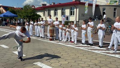 Zdjęcie przedstawia występ gruoy Capoeira Brasill podczas Wielkopolskiej Ofensywy Rowerowej
