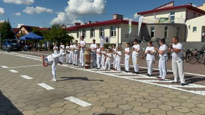 Zdjęcie przedstawia występ gruoy Capoeira Brasill podczas Wielkopolskiej Ofensywy Rowerowej