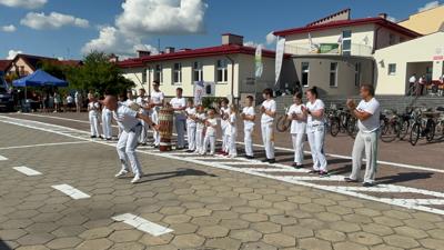 Zdjęcie przedstawia występ gruoy Capoeira Brasill podczas Wielkopolskiej Ofensywy Rowerowej
