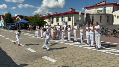 Zdjęcie przedstawia występ gruoy Capoeira Brasill podczas Wielkopolskiej Ofensywy Rowerowej