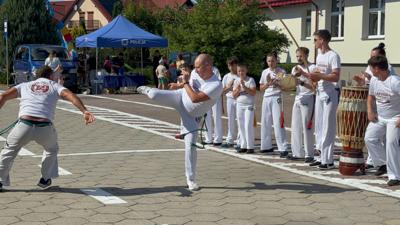 Zdjęcie przedstawia występ gruoy Capoeira Brasill podczas Wielkopolskiej Ofensywy Rowerowej