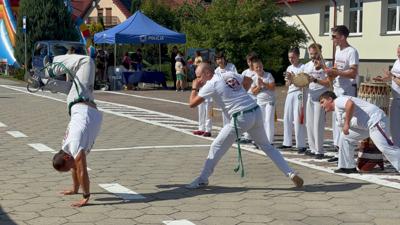 Zdjęcie przedstawia występ gruoy Capoeira Brasill podczas Wielkopolskiej Ofensywy Rowerowej