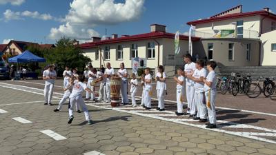 Zdjęcie przedstawia występ gruoy Capoeira Brasill podczas Wielkopolskiej Ofensywy Rowerowej