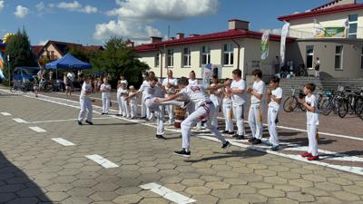 Zdjęcie przedstawia występ gruoy Capoeira Brasill podczas Wielkopolskiej Ofensywy Rowerowej