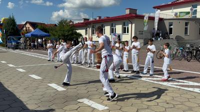 Zdjęcie przedstawia występ gruoy Capoeira Brasill podczas Wielkopolskiej Ofensywy Rowerowej