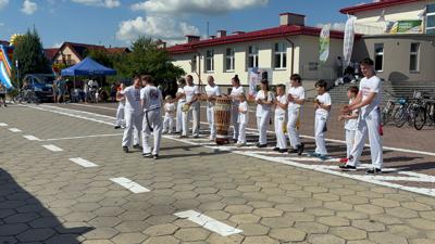 Zdjęcie przedstawia występ gruoy Capoeira Brasill podczas Wielkopolskiej Ofensywy Rowerowej