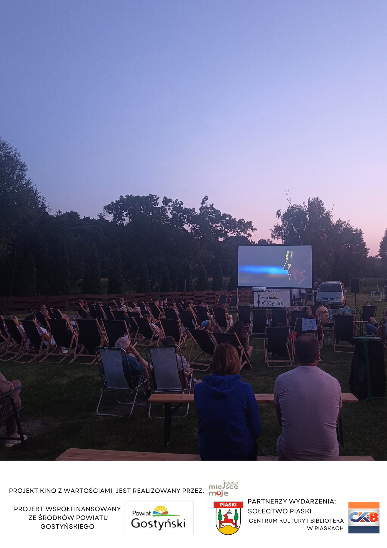Zdjęcie przedstawia pokaz filmowy w ramach programu „Kino z wartościami” w Piaskach