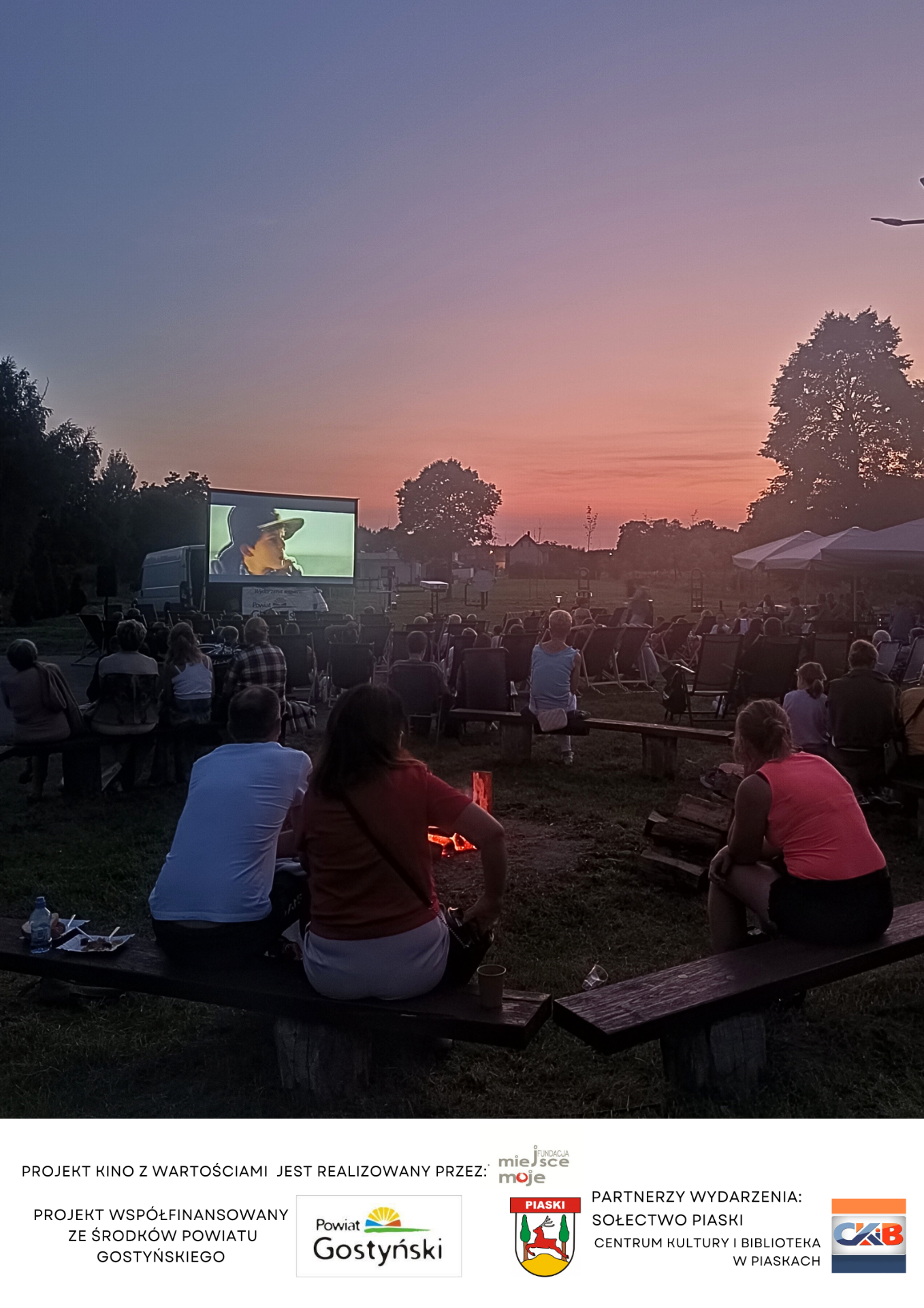 Zdjęcie przedstawia pokaz filmowy w ramach programu „Kino z wartościami” w Piaskach
