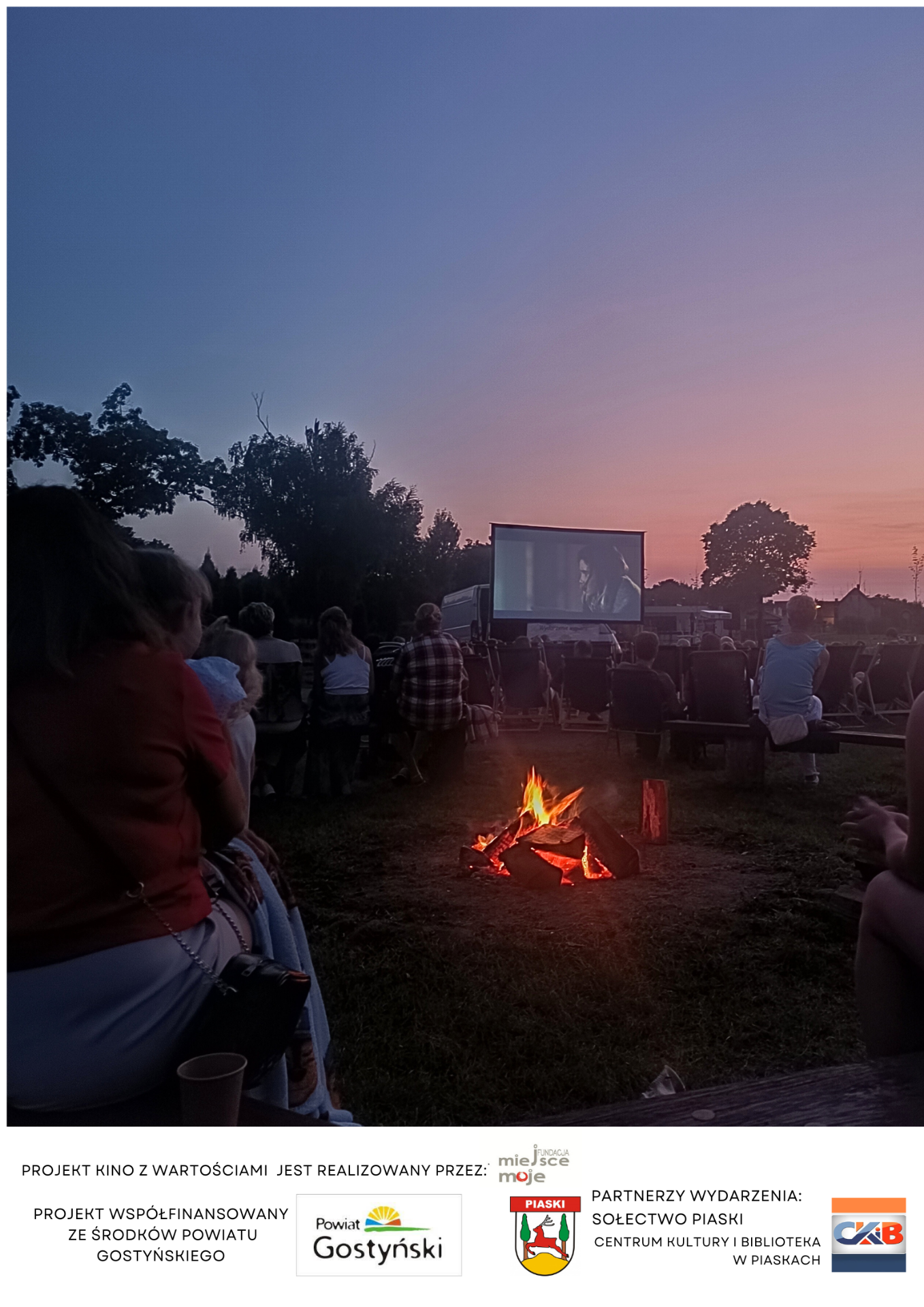 Zdjęcie przedstawia pokaz filmowy w ramach programu „Kino z wartościami” w Piaskach