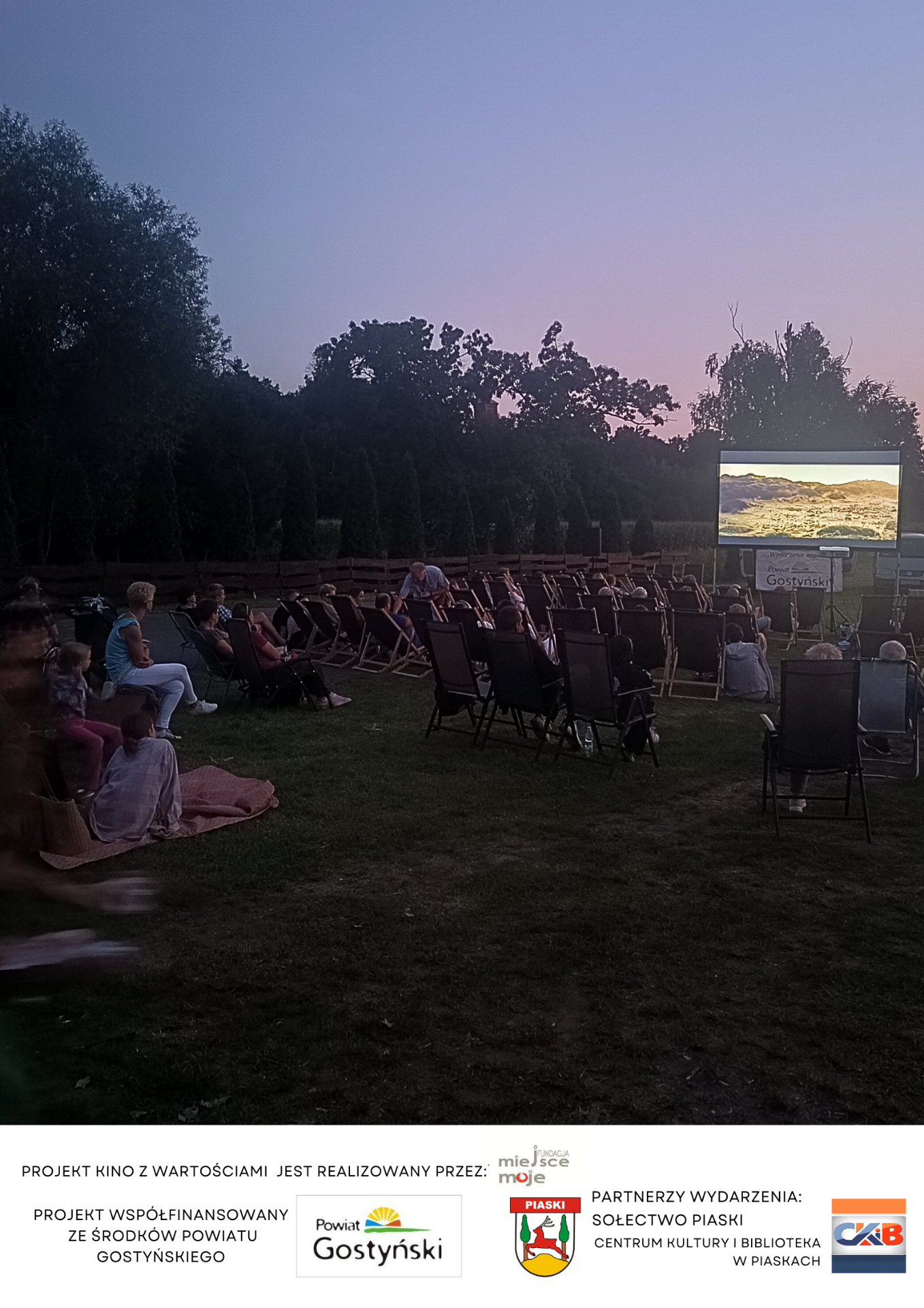 Zdjęcie przedstawia pokaz filmowy w ramach programu „Kino z wartościami” w Piaskach