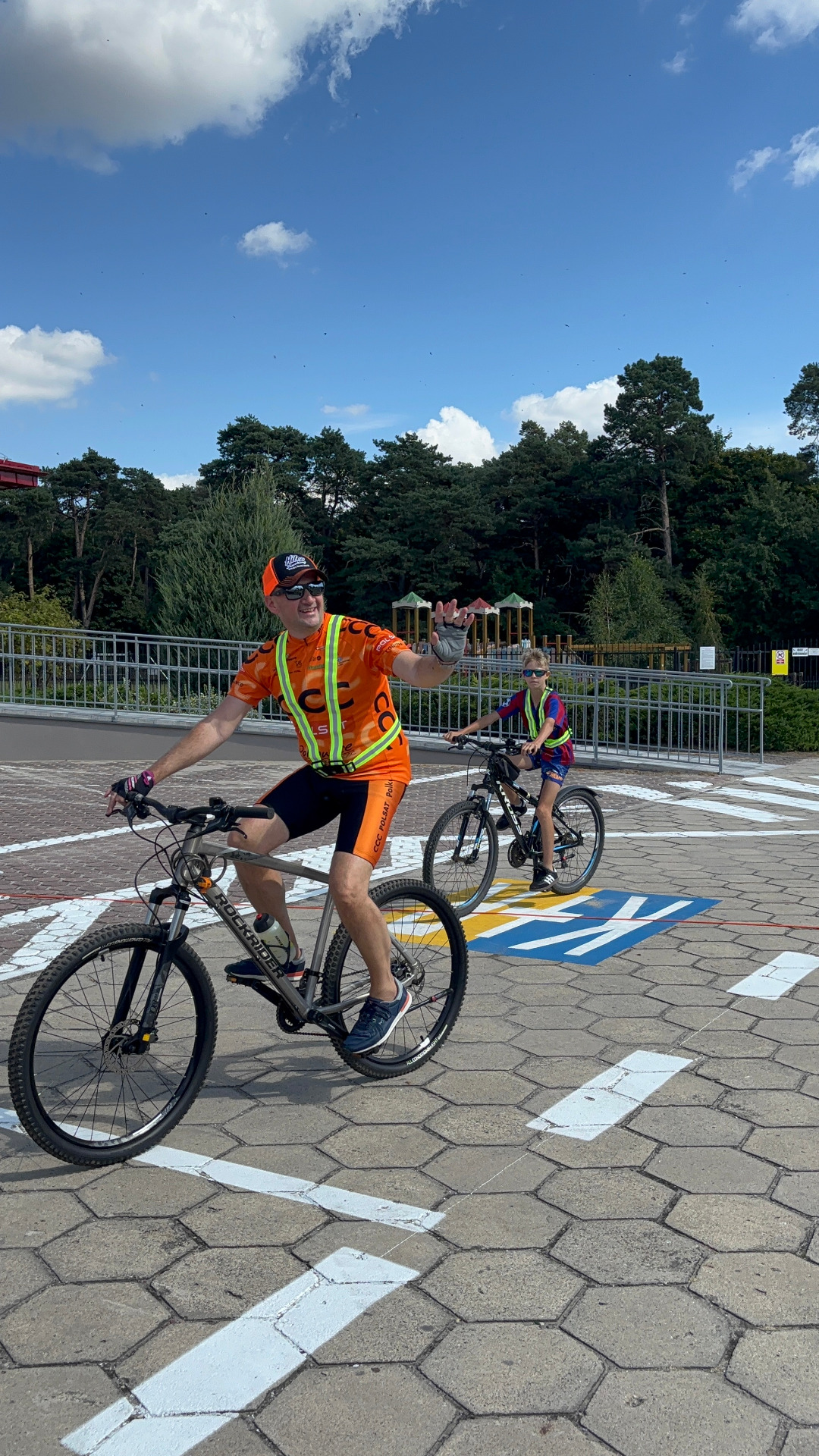 Zdjęcie przedstawia rowerzystę