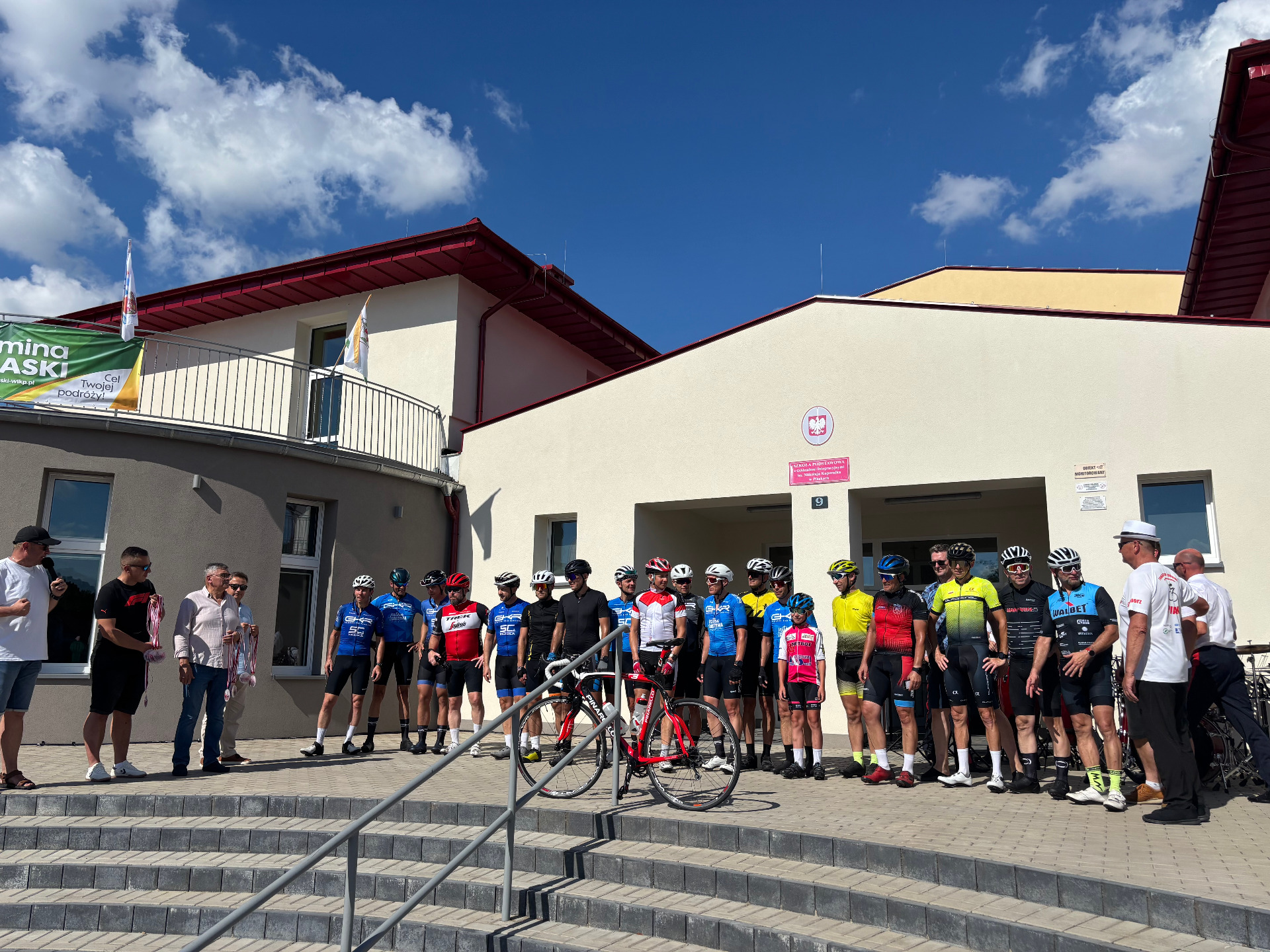 Zdjęcie przedstawia uczestników rajdu na 211 km.