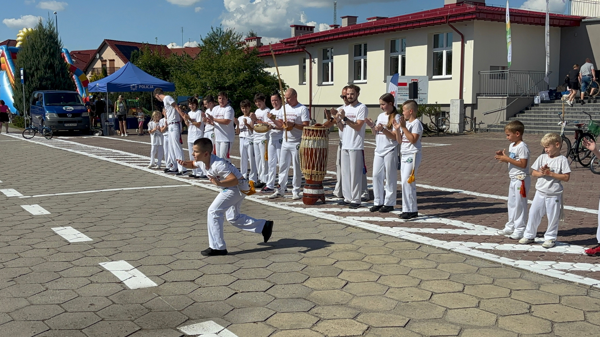 Zdjęcie przedstawia występ grupy Capoeira Brasil Gostyń
