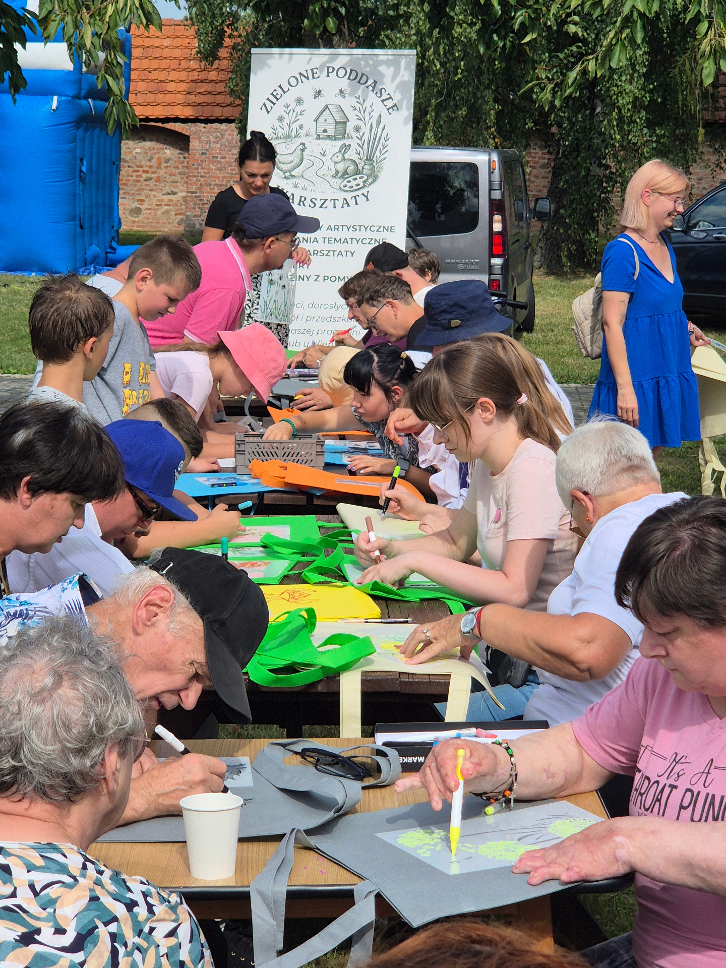 Zdjęcie przedstawia warsztaty na Festiwalu Bez Barier