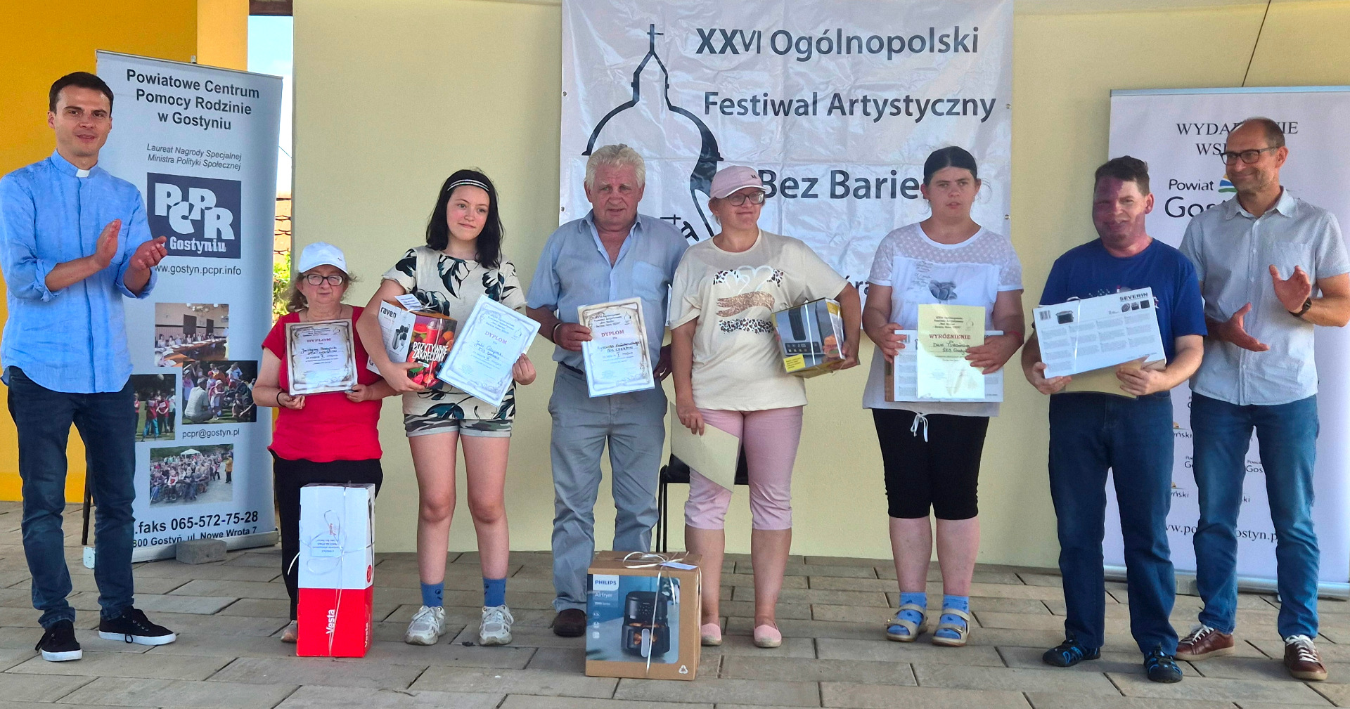Zdjęcie przedstawia uczestników Festiwalu Bez Barier