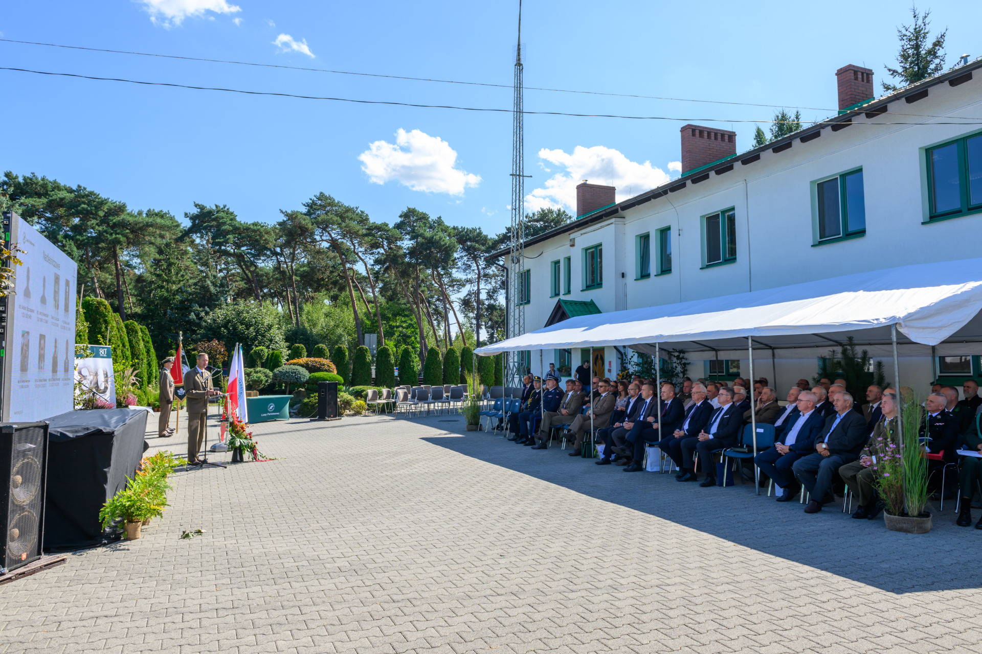 Zdjęcie przedstawia uczestników obchodów jubileuszu 80-lecia Nadleśnictwa Piaski.