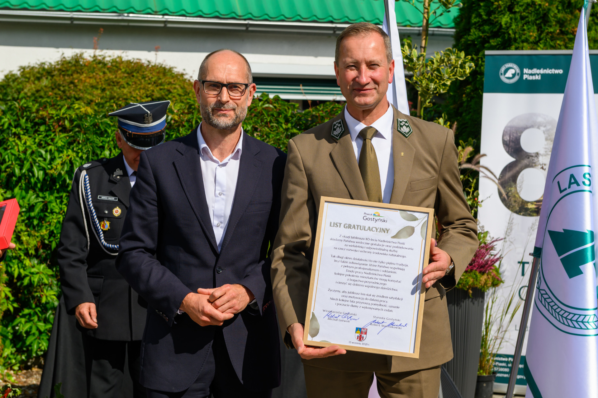 Zdjęcie przedstawia Wicestarostę Gostyńskiego wraz z Nadleśniczym Nadleśnictwa Piaski.