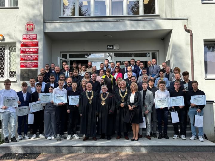 Na wspólnym zdjęciu uwieczniono czeladników, mistrzów szkolących, kadrę zarządzającą oraz zaproszonychgości.