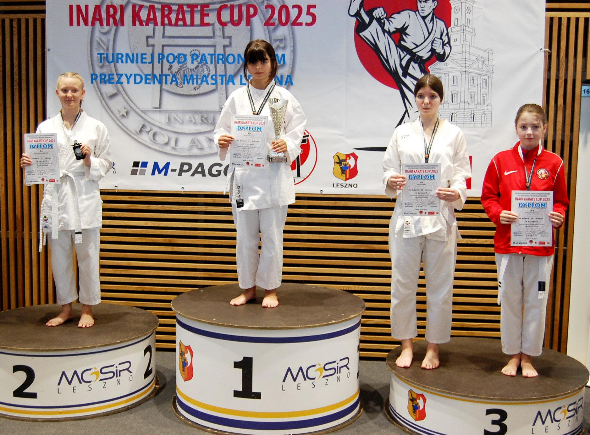 Zdjęcie przedstawuia uczestników międzynarodowych Otwartych Mistrzostwach Leszna w Karate Sportowym INARI KARATE CUP 2025
