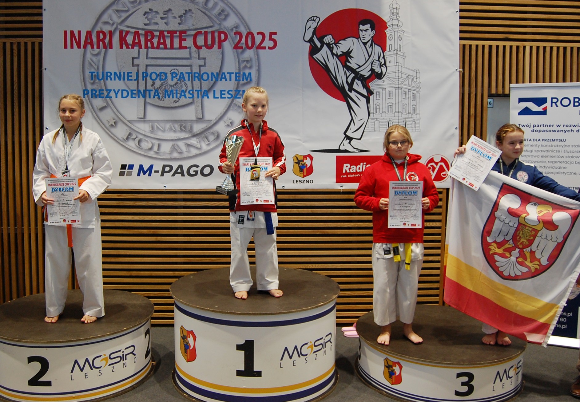 Zdjęcie przedstawuia uczestników międzynarodowych Otwartych Mistrzostwach Leszna w Karate Sportowym INARI KARATE CUP 2025
