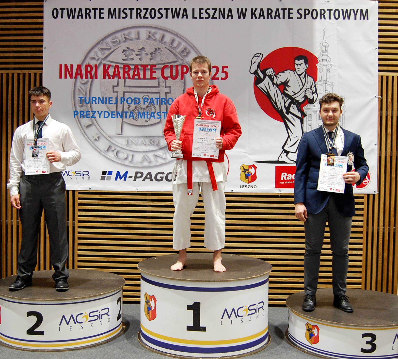 Zdjęcie przedstawuia uczestników międzynarodowych Otwartych Mistrzostwach Leszna w Karate Sportowym INARI KARATE CUP 2025