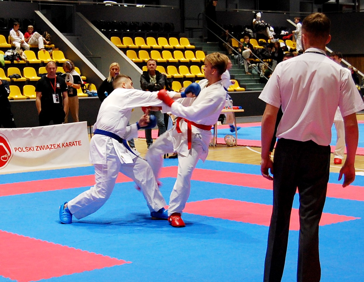 Zdjęcie przedstawuia uczestników międzynarodowych Otwartych Mistrzostwach Leszna w Karate Sportowym INARI KARATE CUP 2025