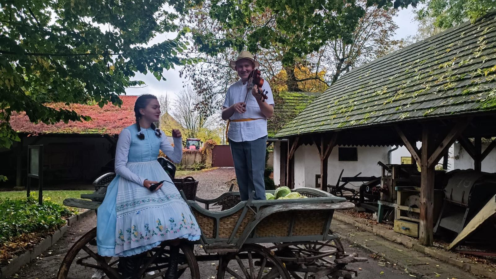 Zdjęcie przedstawia uczniów w strojach ludowych na wozie.