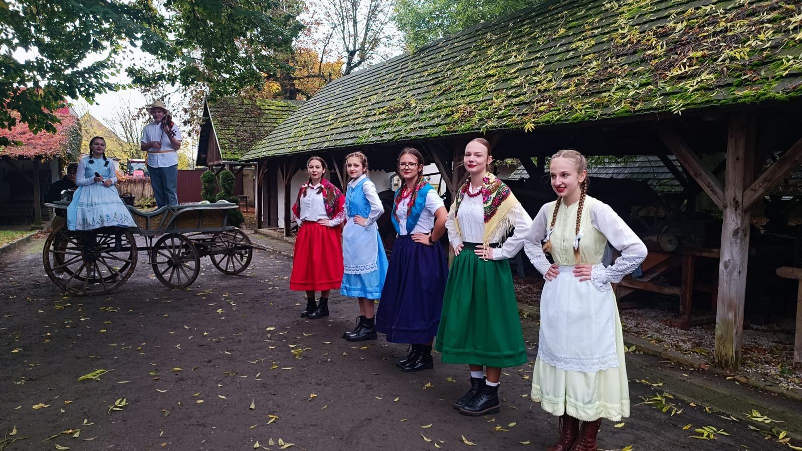 Zdjęcie przedstawia uczniów w strojach ludowych.