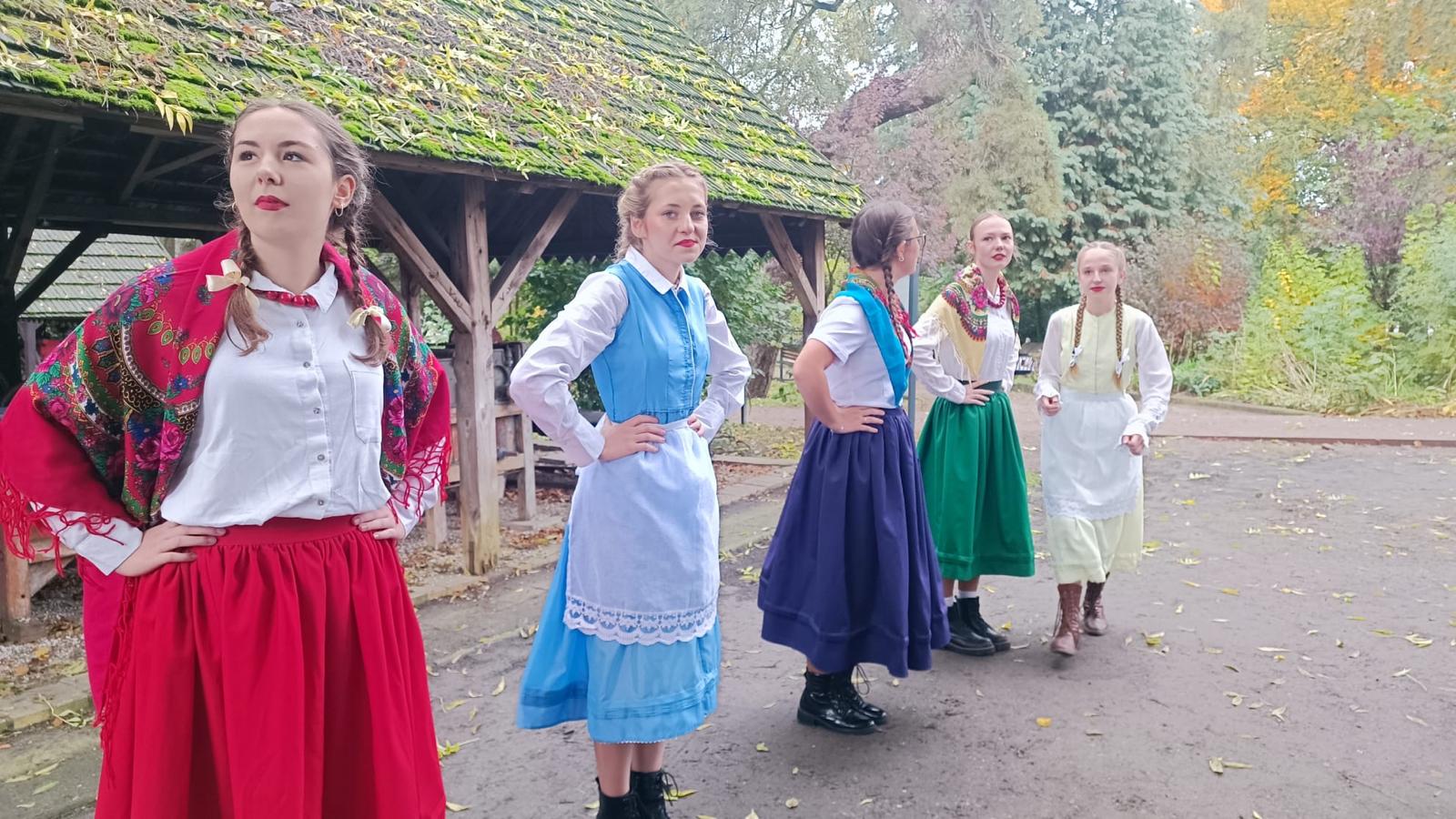 Zdjęcie przedstawia uczniów w strojach ludowych.