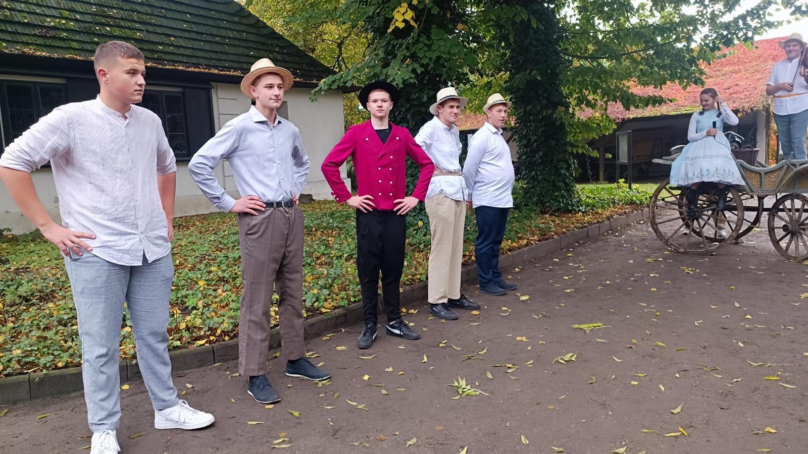 Zdjęcie przedstawia uczniów w strojach ludowych.