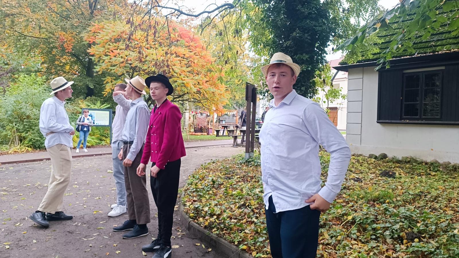 Zdjęcie przedstawia uczniów w strojach ludowych.