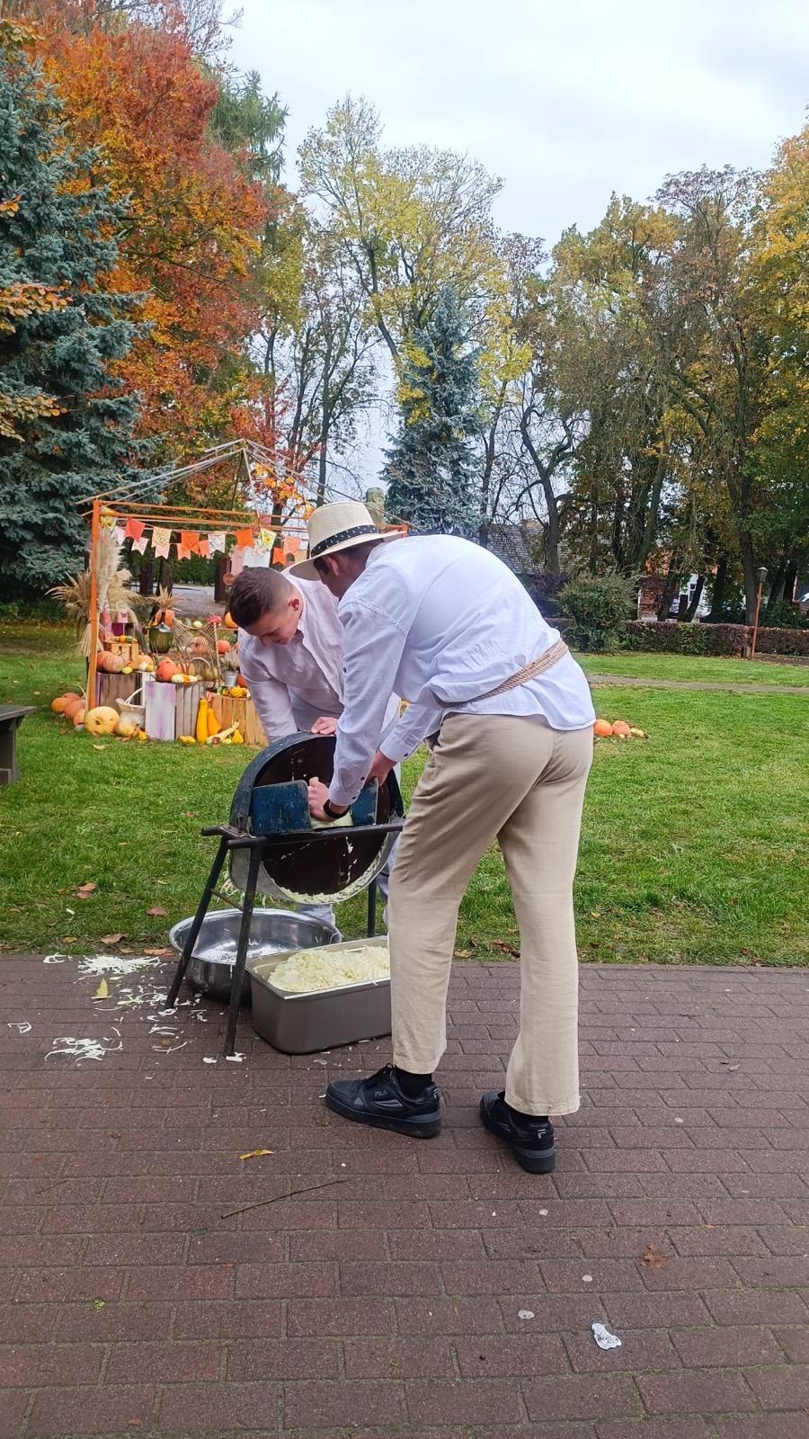 Zdjęcie przedstawia uczniów w strojach ludowych.