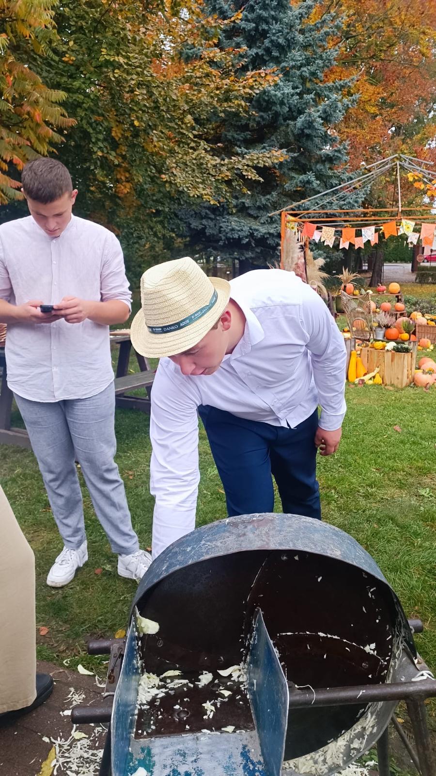 Zdjęcie przedstawia uczniów w strojach ludowych.