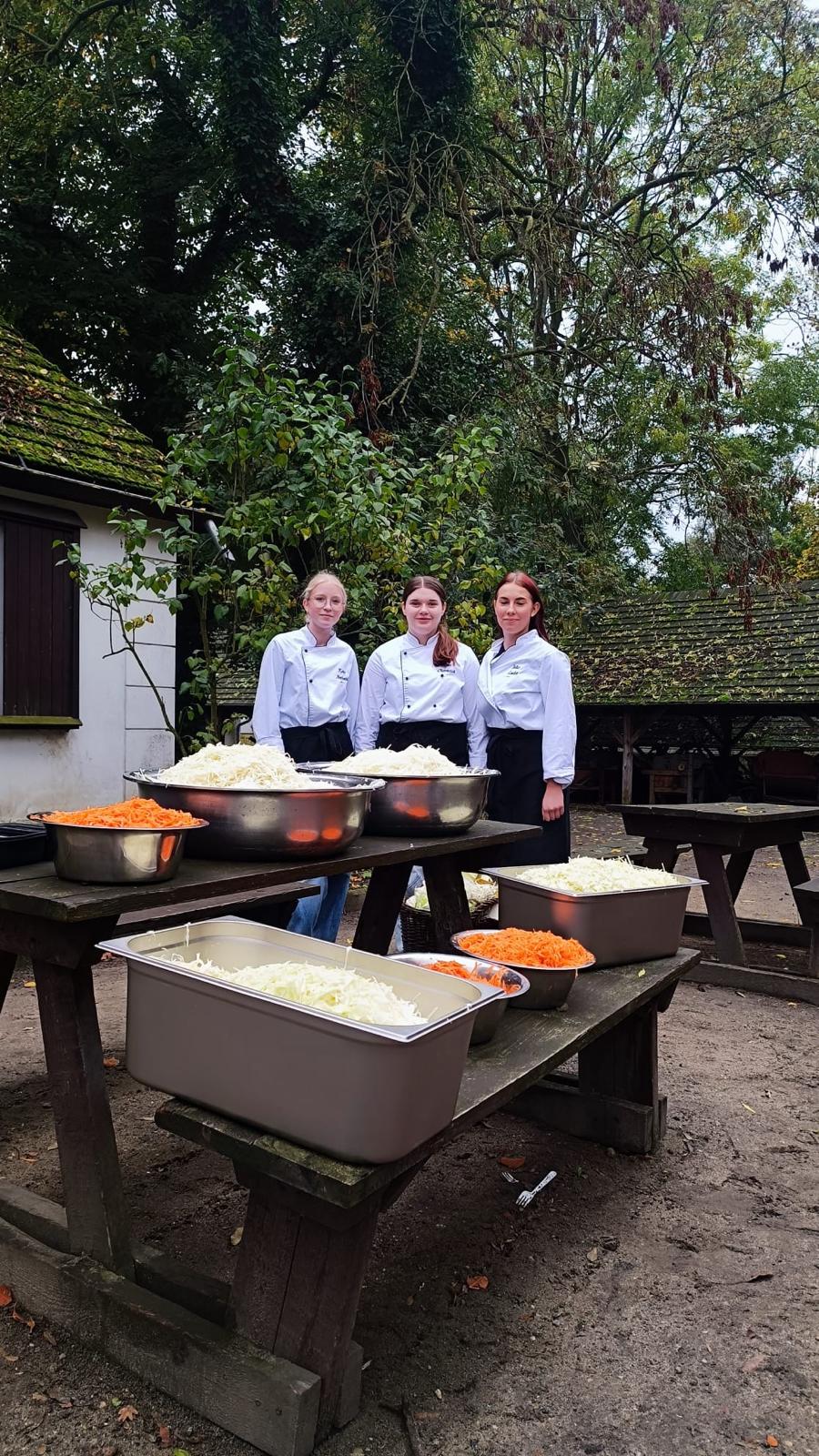 Zdjęcie przedstawia uczniów - kucharzy.