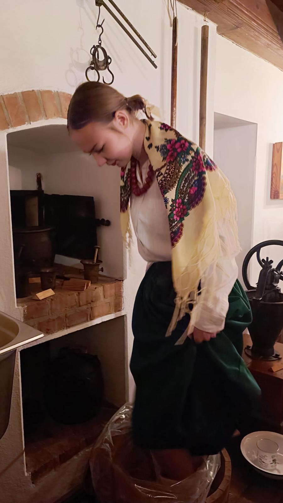 Zdjęcie przedstawia uczennicę w stroju ludowym.