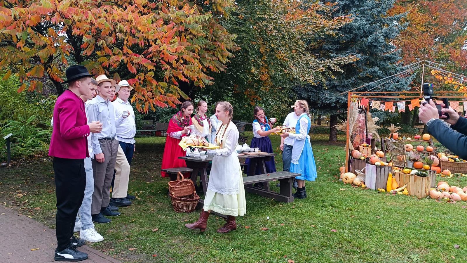 Zdjęcie przedstawia uczniów w strojach ludowych.