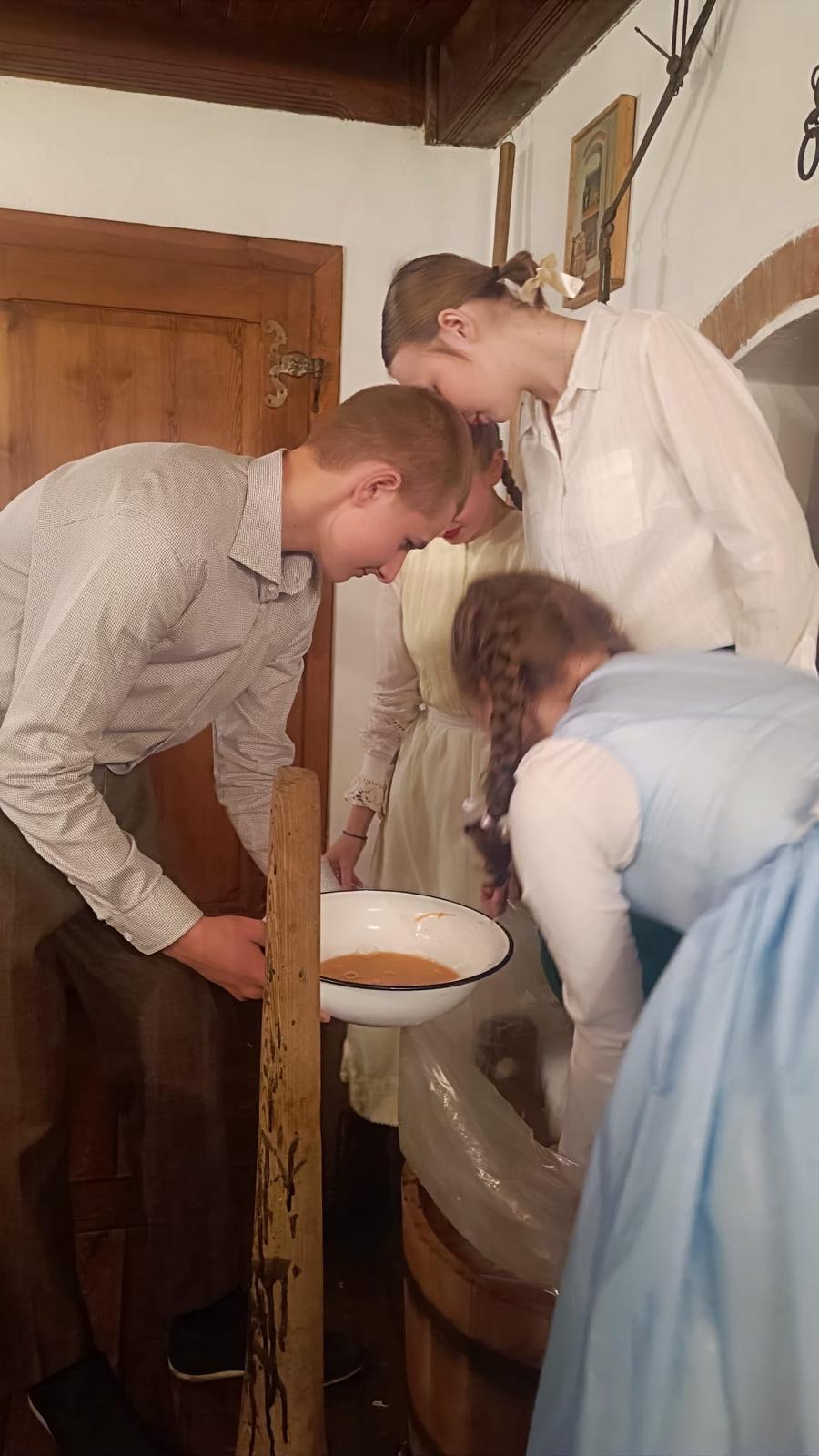 Zdjęcie przedstawia uczniów w stroju ludowym.