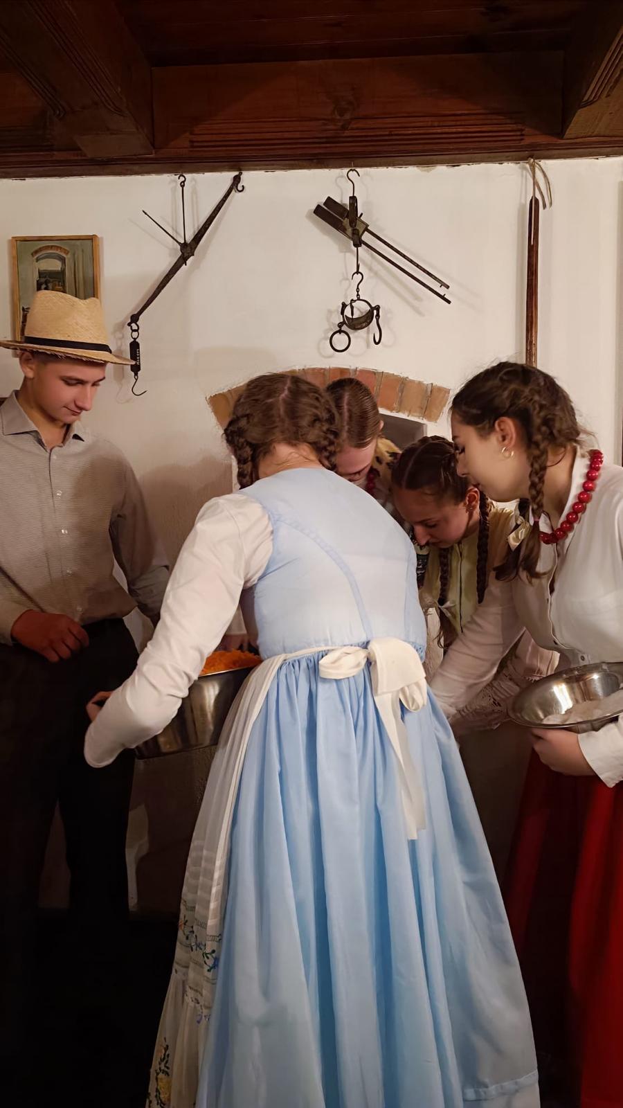 Zdjęcie przedstawia uczniów w stroju ludowym.