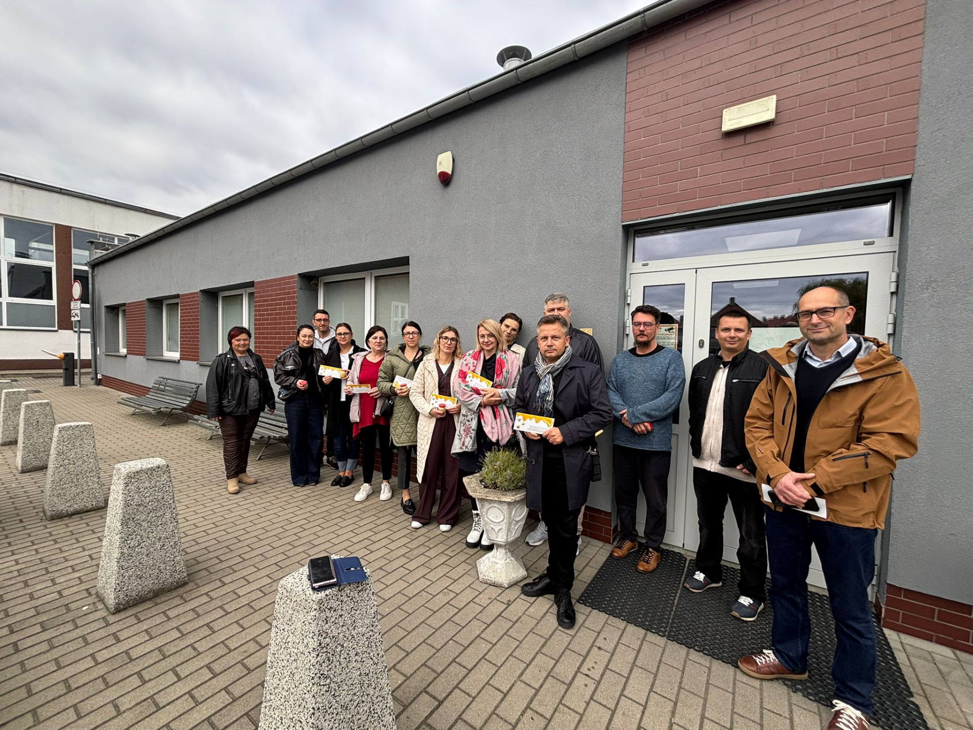 zdjęcie przedstawia delegację z powiatu gostyńskiego w powiecie prudnickim