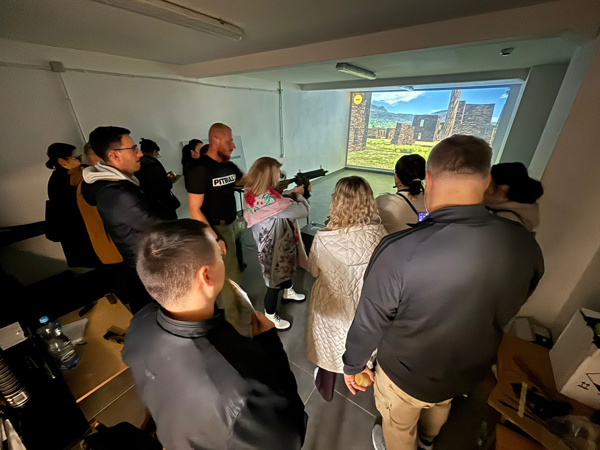 zdjęcie przedstawia delegację z powiatu gostyńskiego w powiecie prudnickim