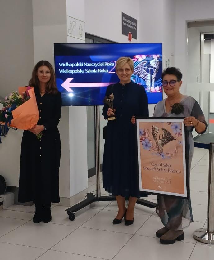 Zdjęcie przedstawia przedstawicieli szkoły.