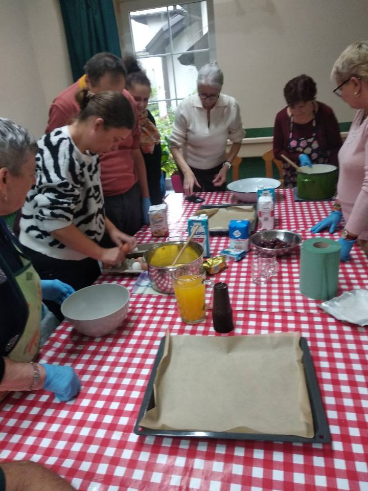 Zdjęcie przedstawia pracowników i mieszkańców DPS.