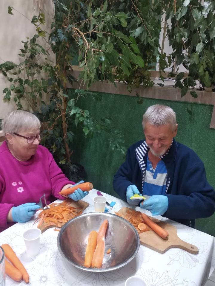 Zdjęcie przedstawia pracowników i mieszkańców DPS.