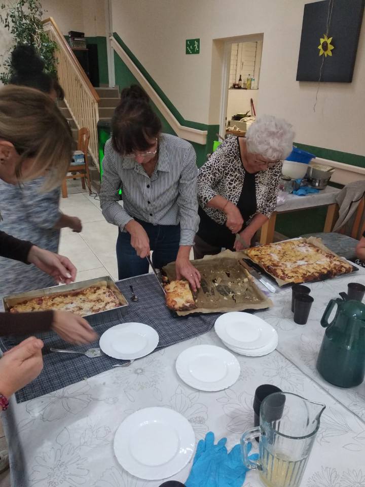 Zdjęcie przedstawia pracowników i mieszkańców DPS.