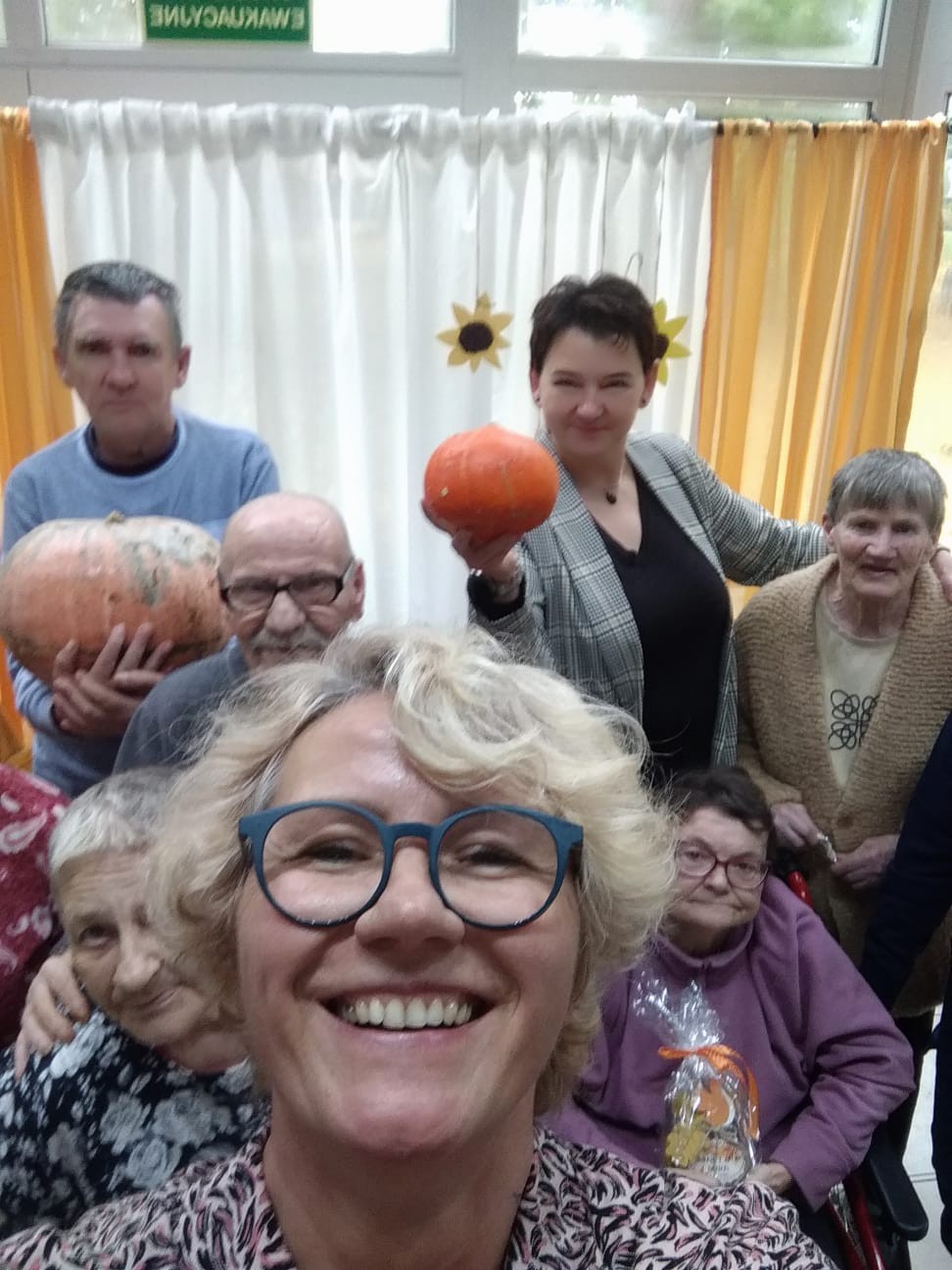 Zdjęcie przedstawia pracowników i mieszkańców DPS.