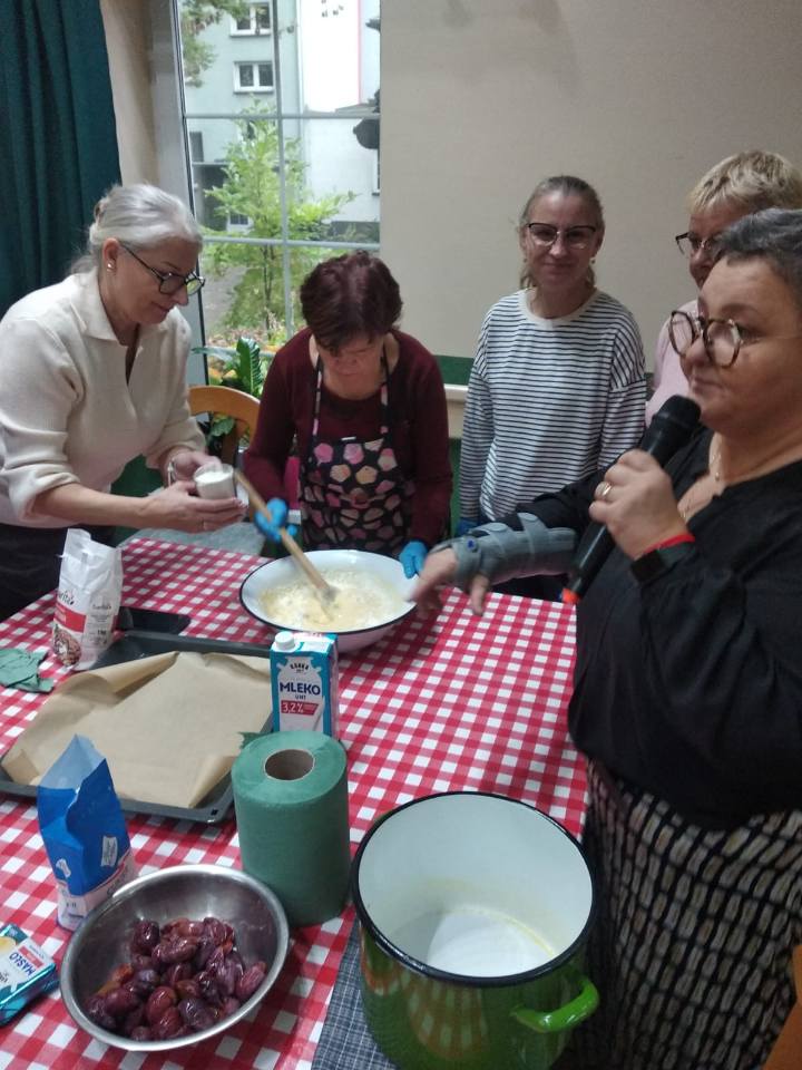 Zdjęcie przedstawia pracowników i mieszkańców DPS.