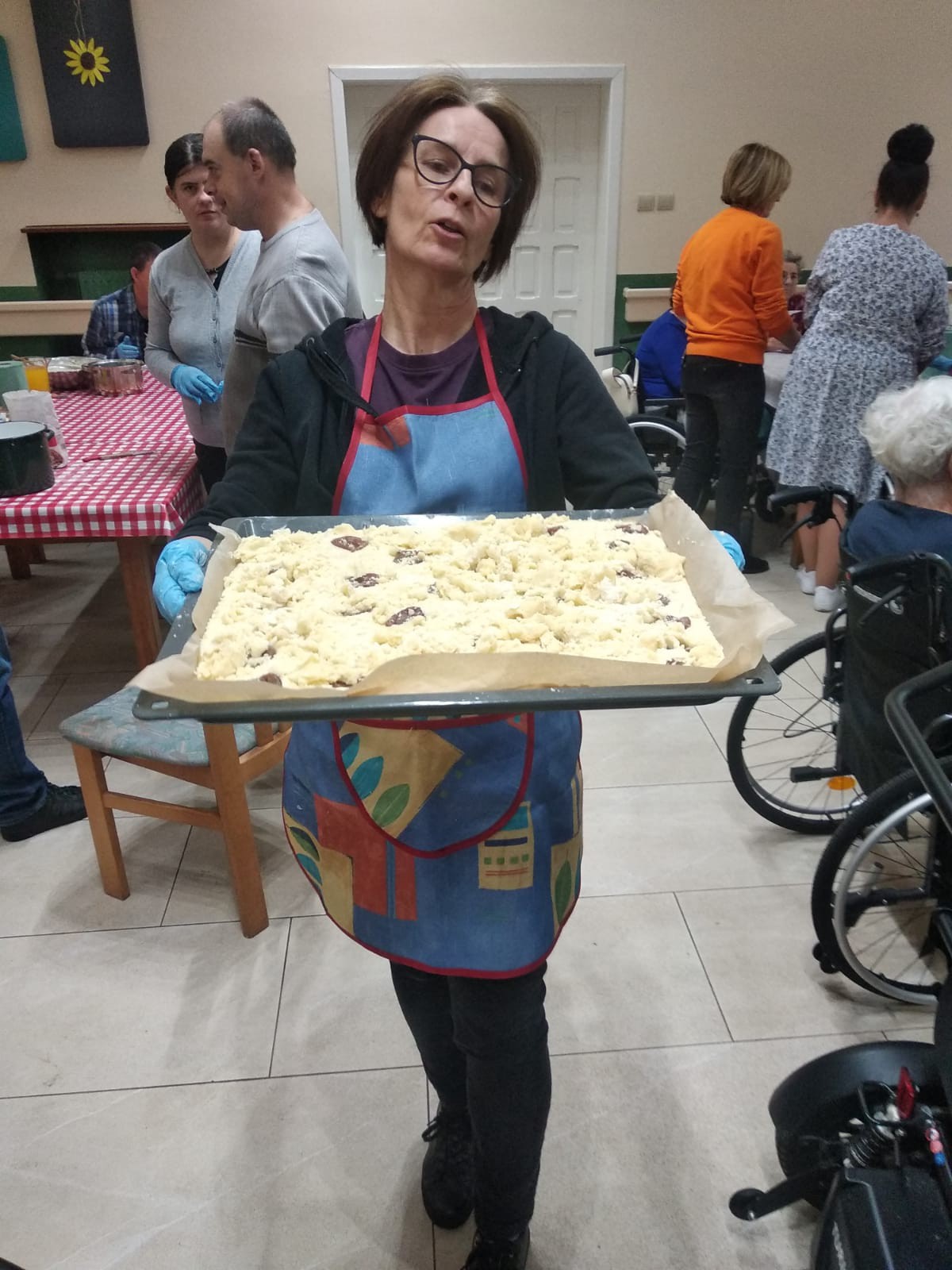 Zdjęcie przedstawia pracowników i mieszkańców DPS.