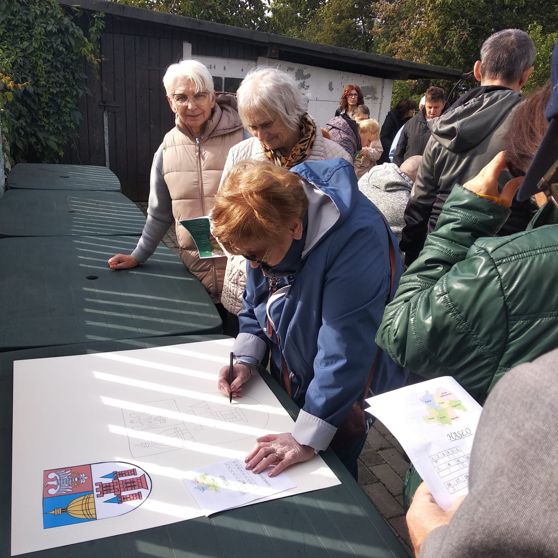 Zdjęcie przedstawia mieszkańców DPS w Chumiętkach.